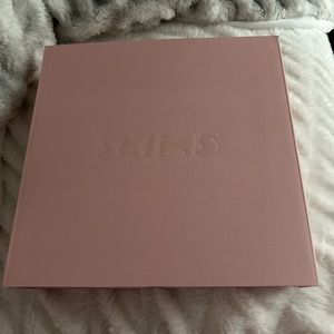 NWT SKIMS SOFT LOUNGE SLEEP SET IN CHERRY BLOSSOM PRINT - size s- RARE